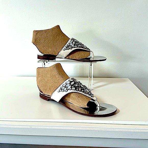 Arturo Chiang Shoes - NWOB!!Beautiful White with Beaded Top Thong Sandals